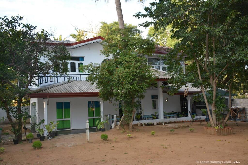 Hingurakgoda Guest House