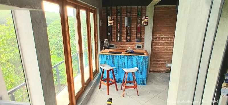 Bar & Lounge