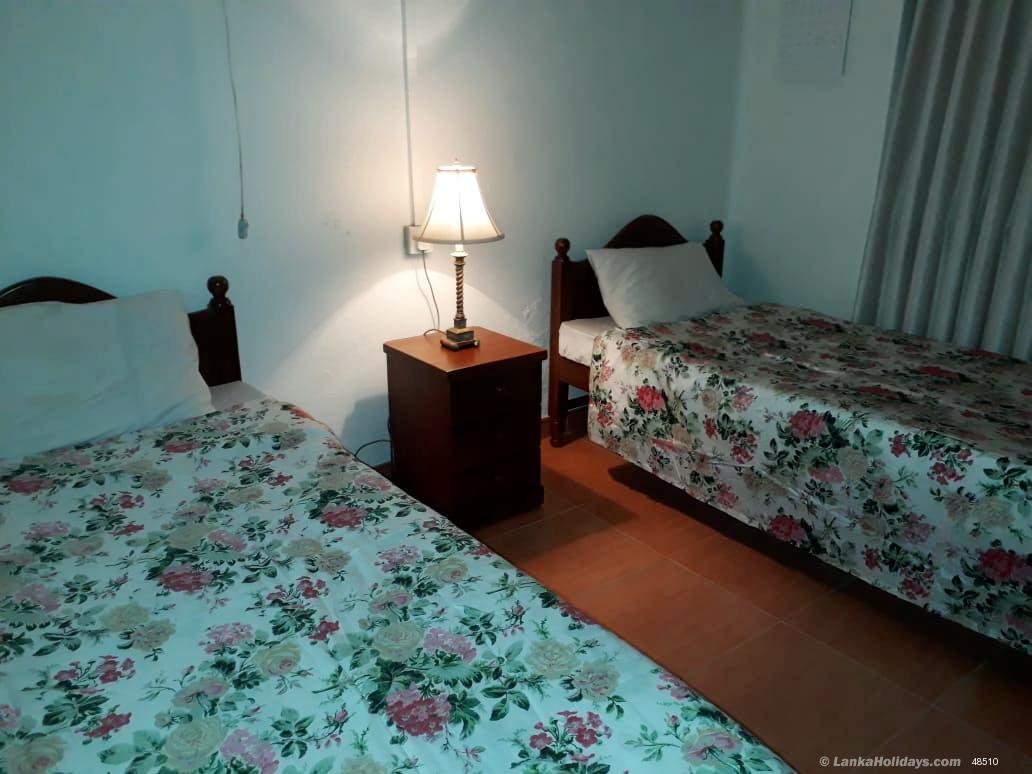 Bedroom with 2 single beds